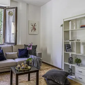 Apartment Cozy Roman With Parking